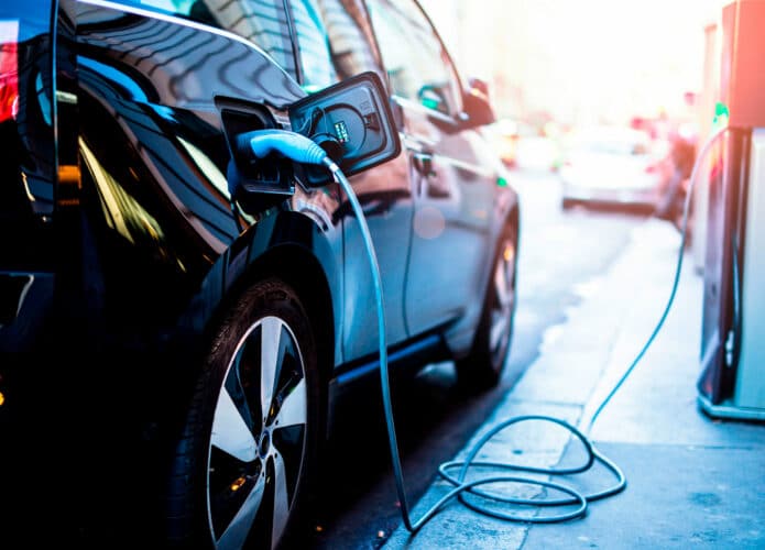 Carro elétrico sendo abastecido