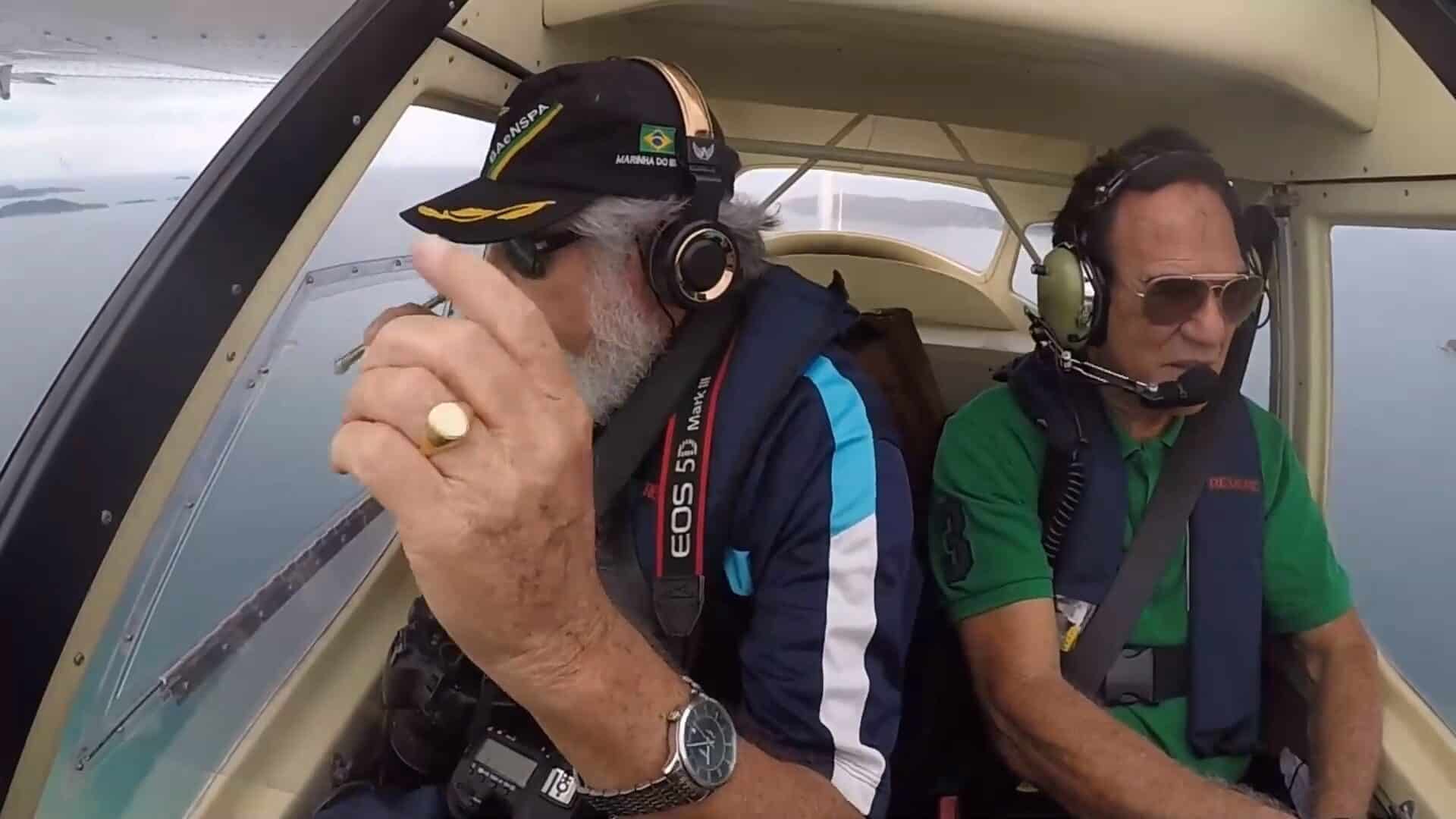 Momento em que celular cai de avião