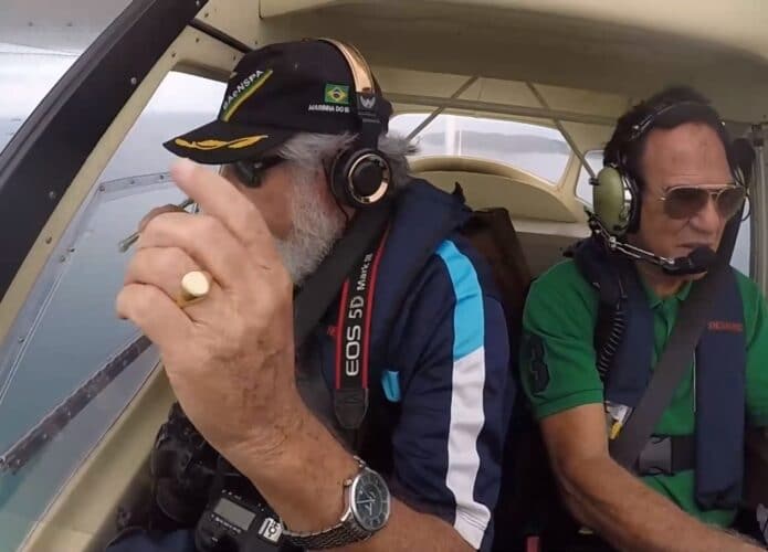 Momento em que celular cai de avião