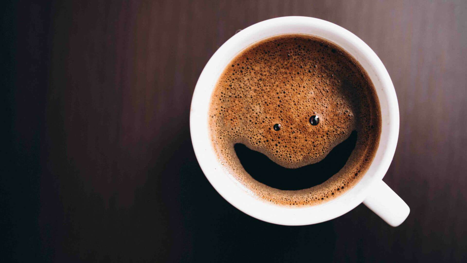copo de café com sorriso