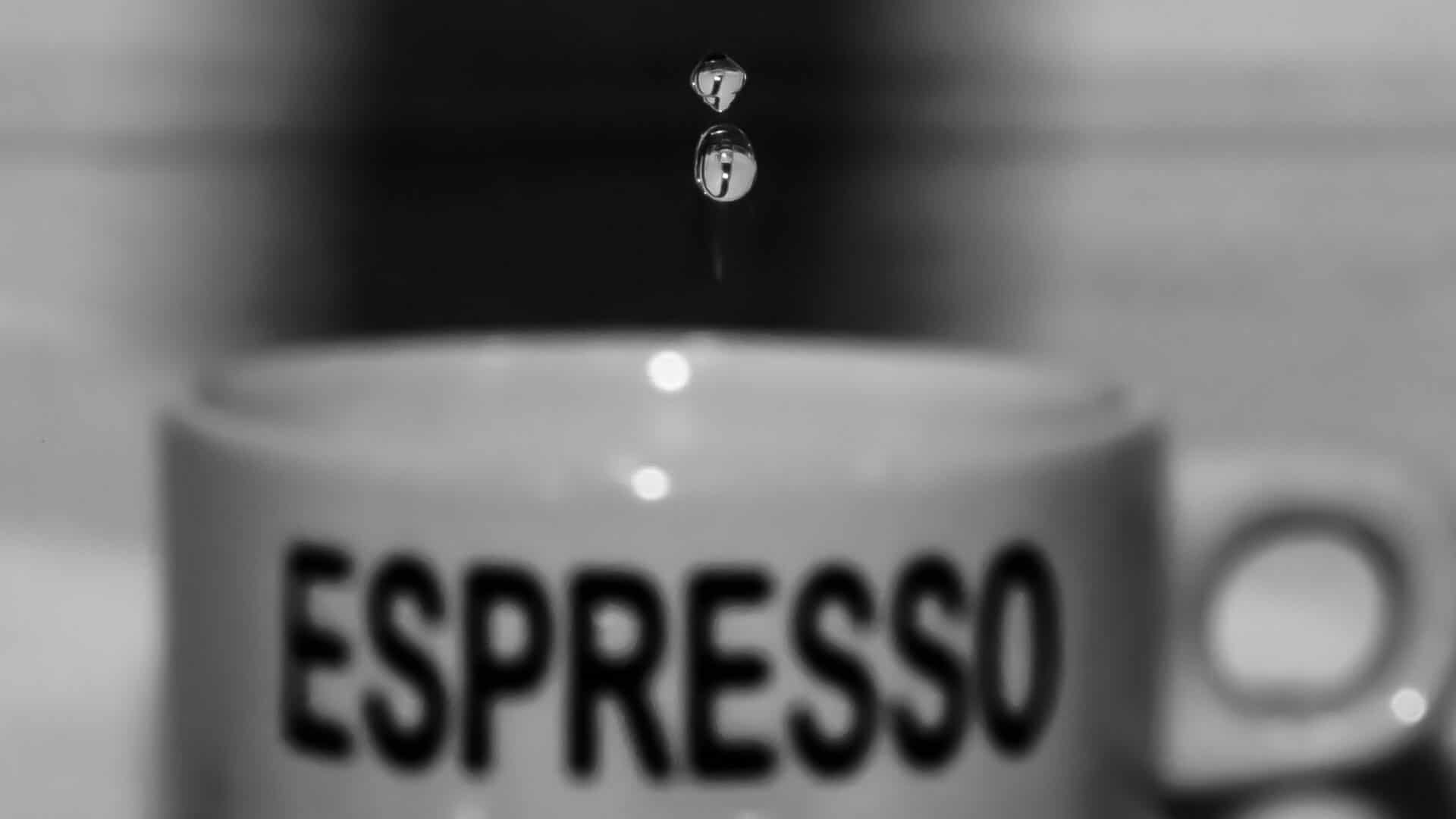 Imagem preto e branco de uma xícara de café