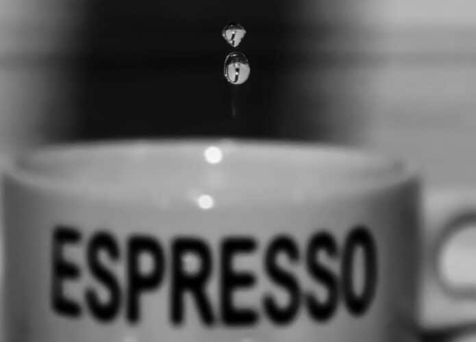 Imagem preto e branco de uma xícara de café