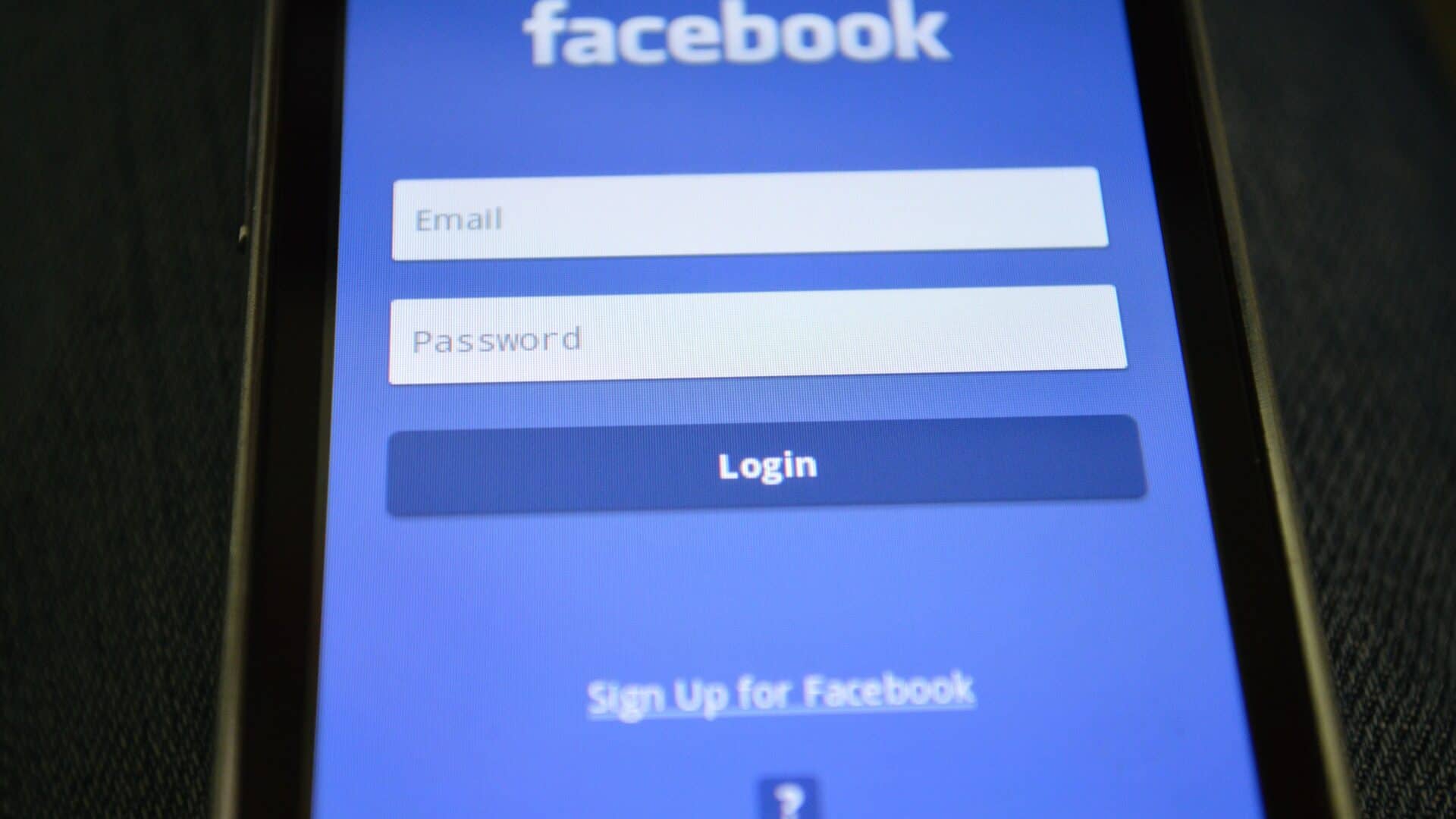 Tela de login do Facebook em um smartphone