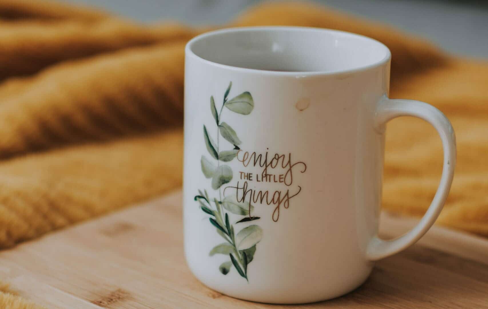 xícara de café sobre a mesa