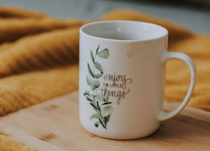 xícara de café sobre a mesa