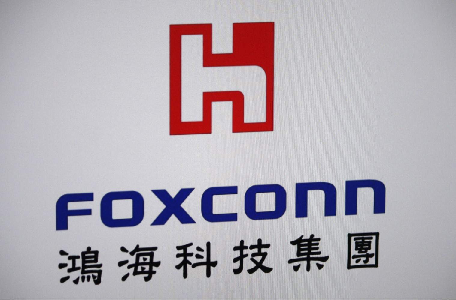 Letreiro da empresa Foxconn afixado em parede