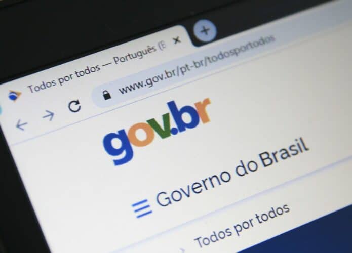 Navegador web exibe a página do portal Gov.br na tela de um computador