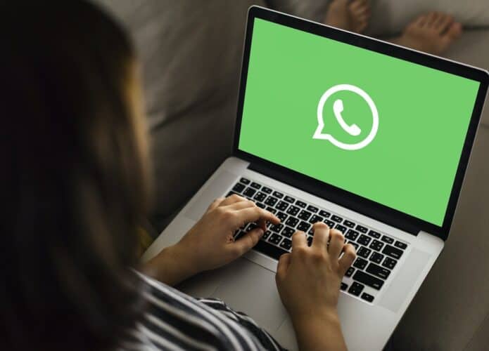 Notebook com o aplicativo WhatsApp Web