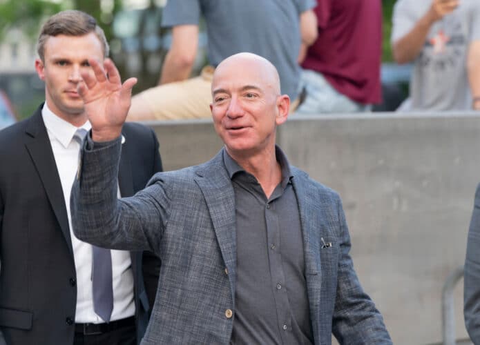 CEO da Amazon Jeff Bezos acena durante a abertura do Museu da Estátua da Liberdade