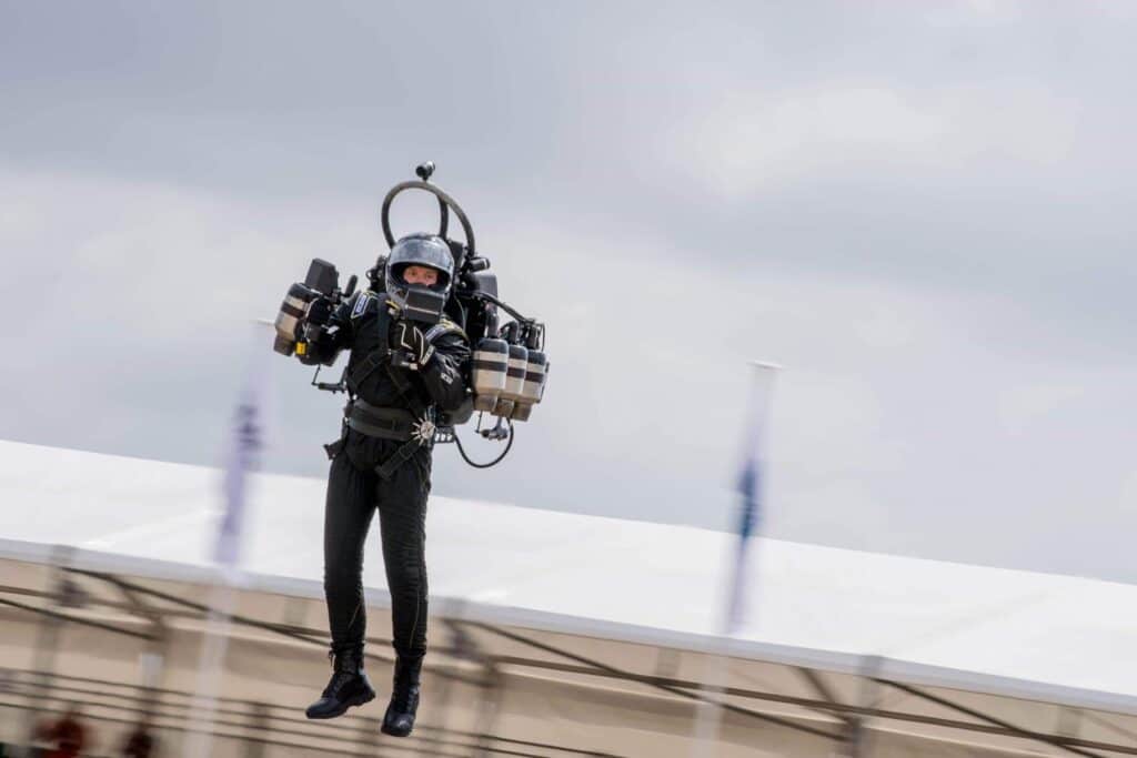 homem andando de jetpack
