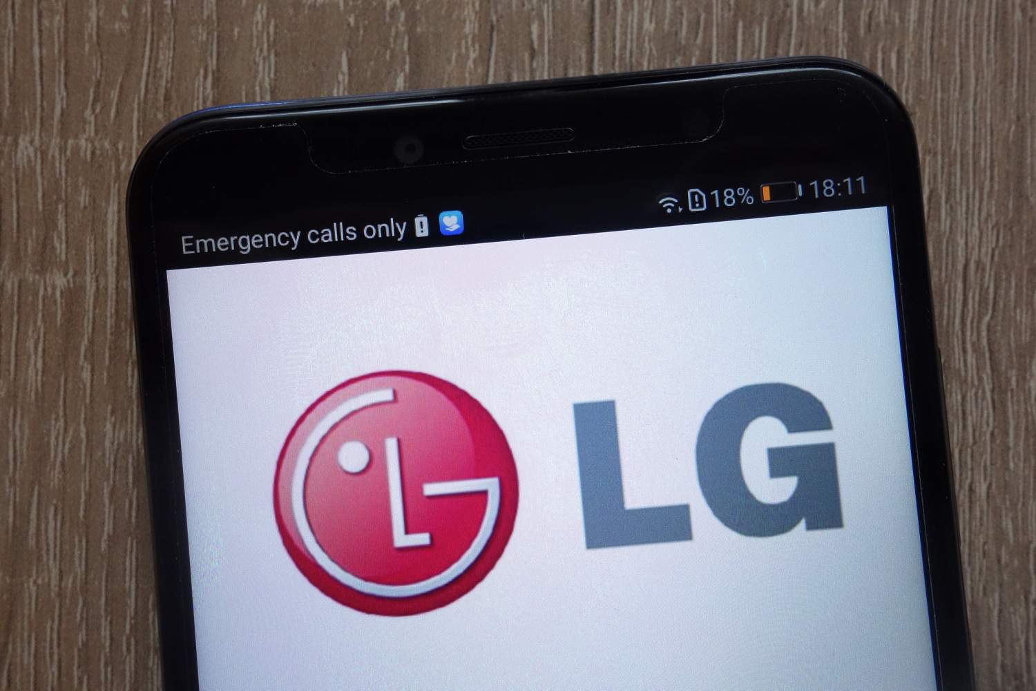 Logo da LG exibido em um fundo branco na tela de um smartphone