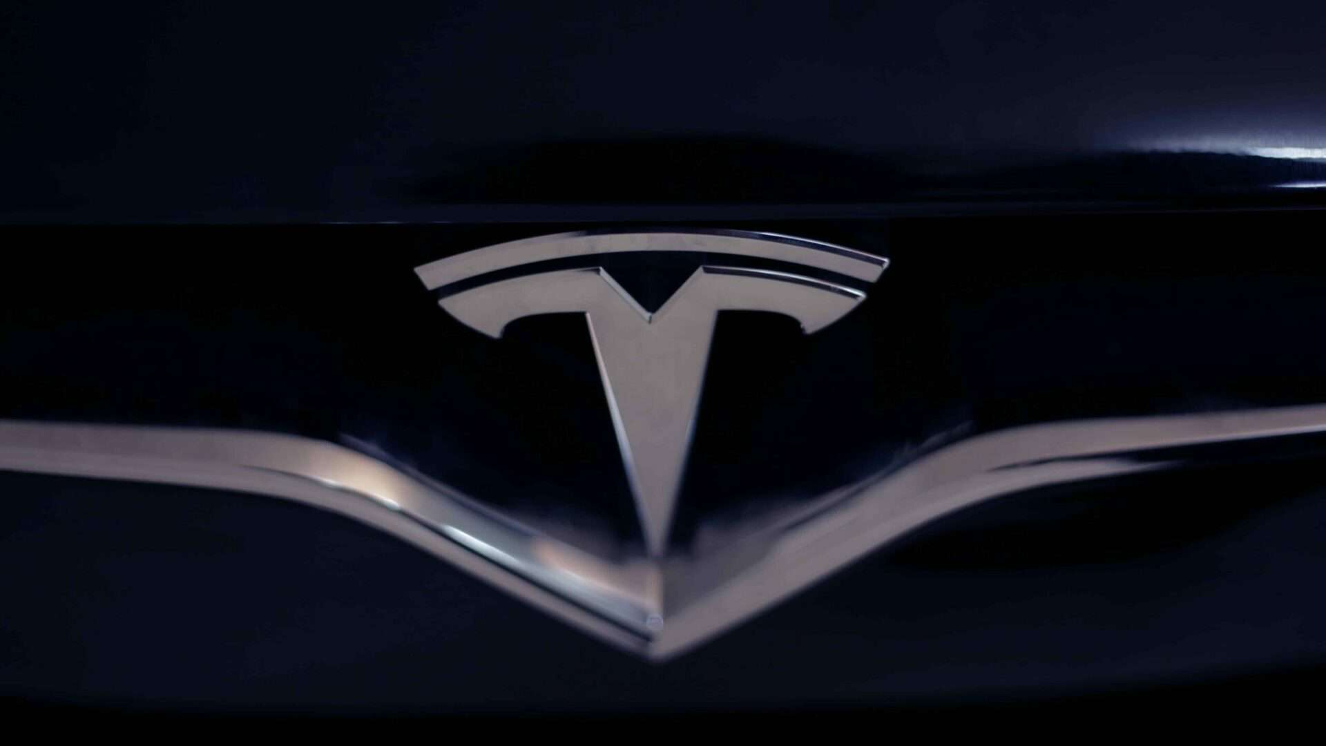 Logo da Tesla em carro da empresa