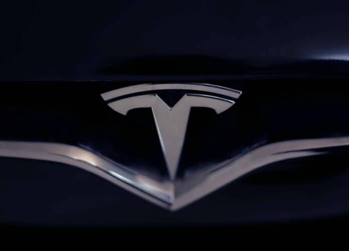Logo da Tesla em carro da empresa