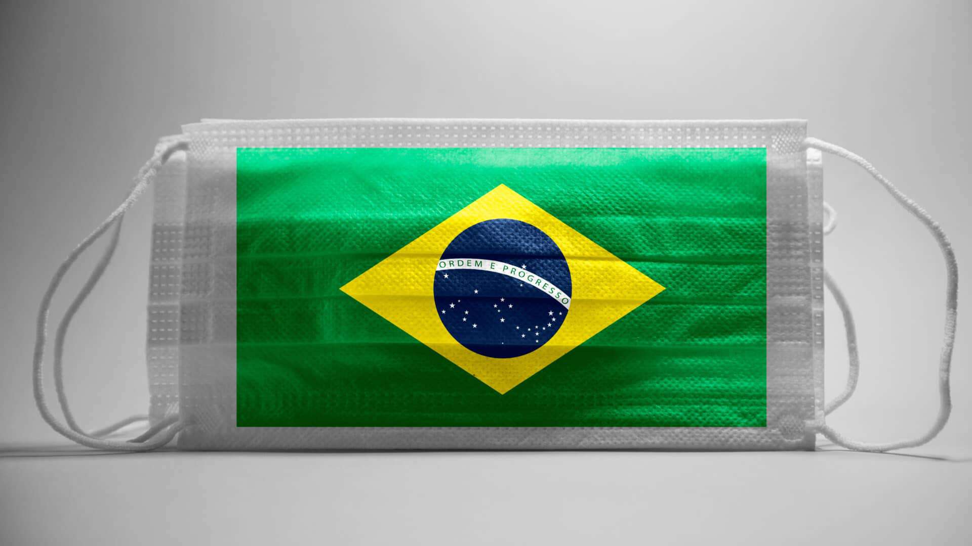 Máscara cirúrgica com bandeira brasileira