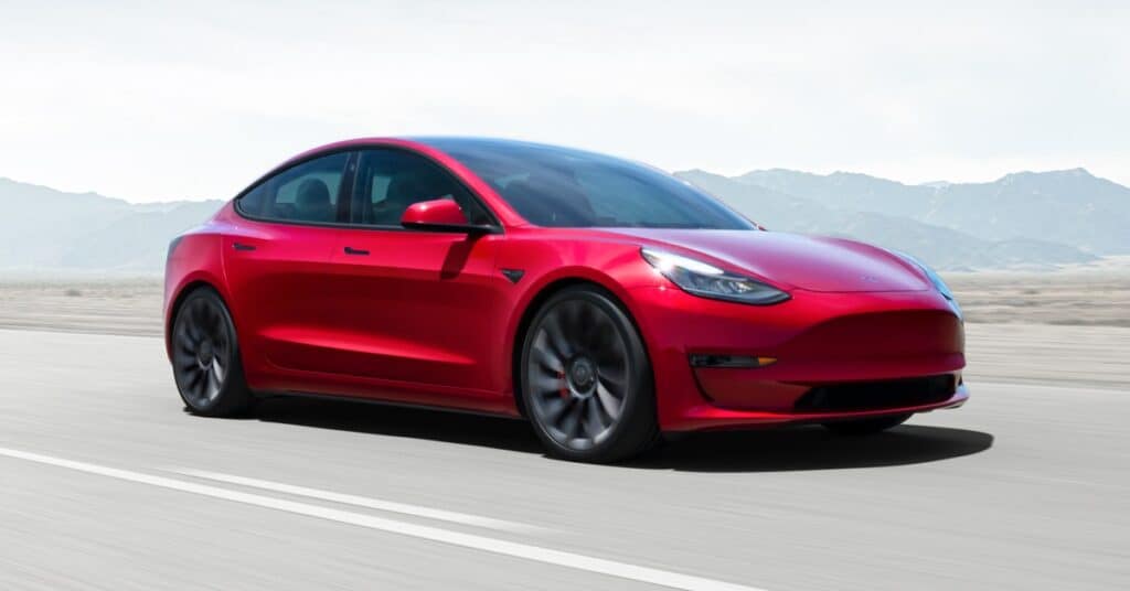Model 3 vermelho, fabricado pela Tesla
