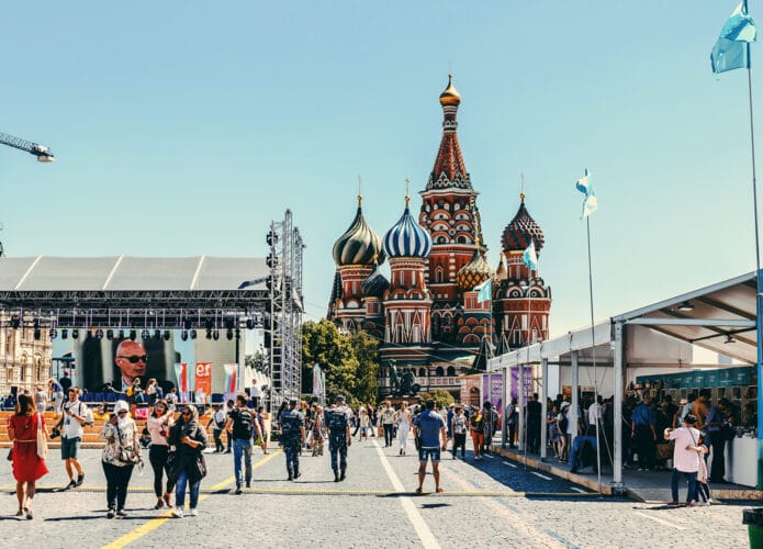 Paisagem urbana de Moscou com catedral de São Basílio ao fundo