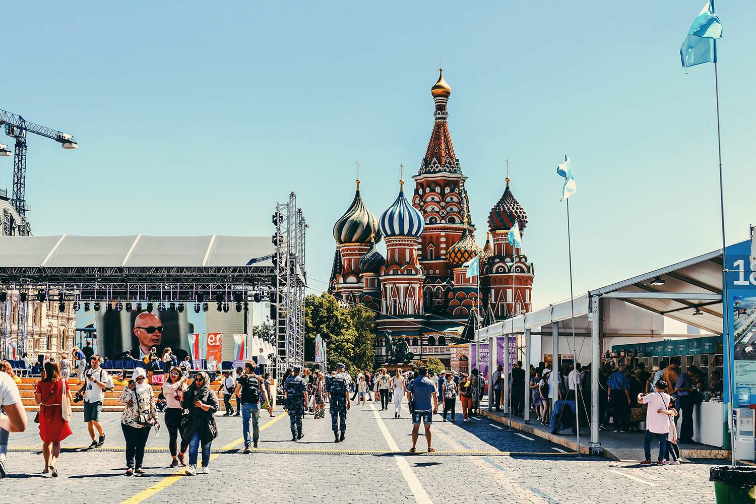 Paisagem urbana de Moscou com catedral de São Basílio ao fundo