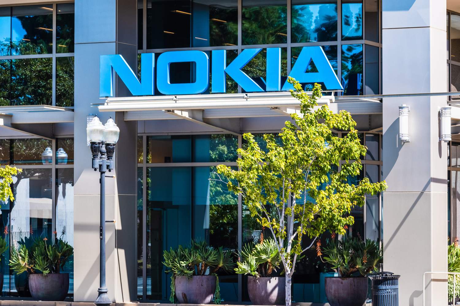 Entrada de escritório da Nokia, com letreiro em azul acima da porta