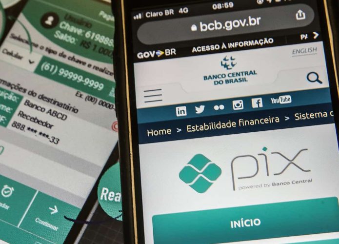 Smartphone mostra página do PIX no site do Banco Central do Brasil