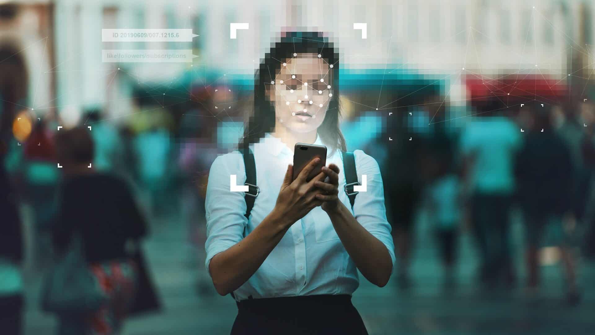 mulher com celular reconhecimento facial