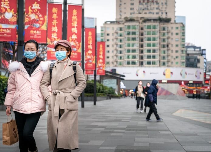 Pessoas usando máscaras faciais na cidade de Chengdu, na China, no início da pandemia de Covid-19, em janeiro