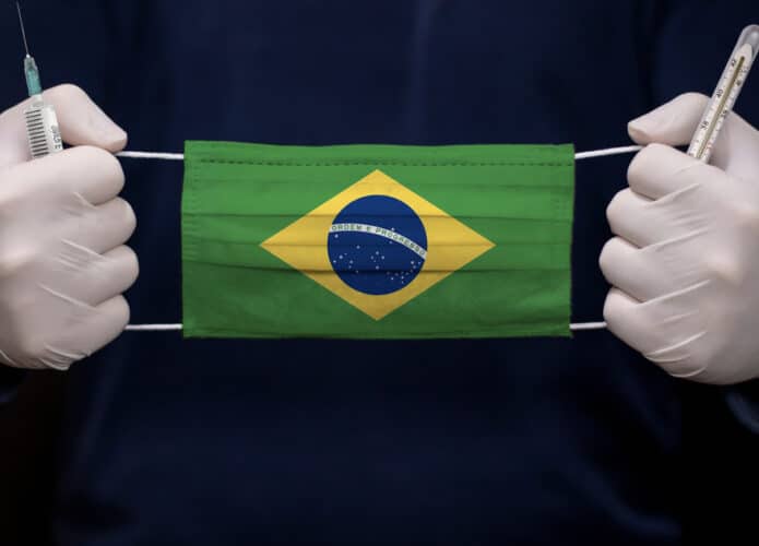 Máscara com a bandeira do Brasil
