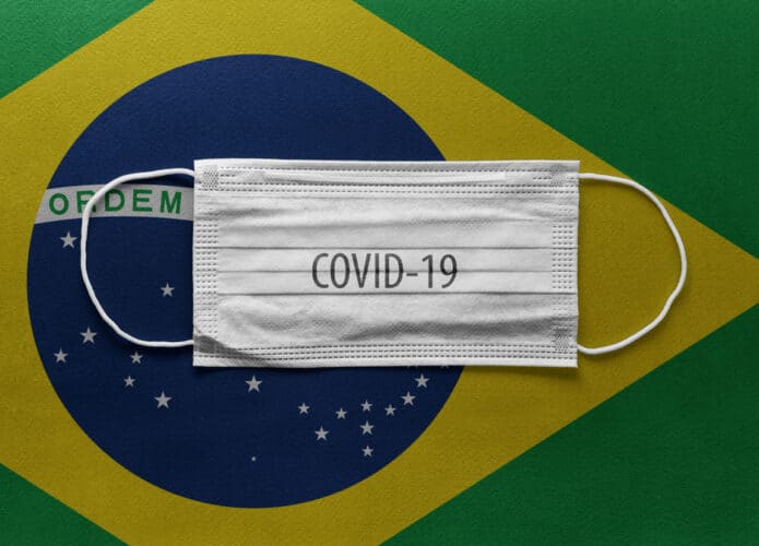 Máscara cirúrgica sobre a bandeira do Brasil