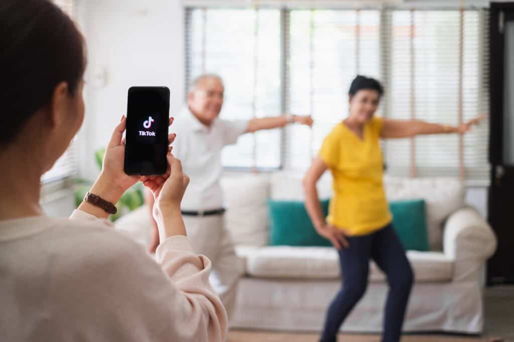 pessoas gravando vídeos para o tiktok 