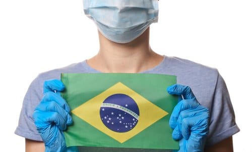 Profissional de saúde com bandeira do Brasil