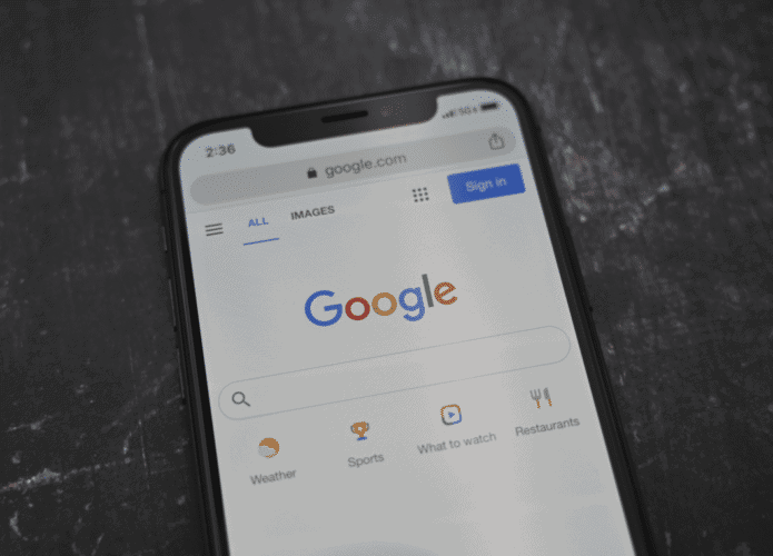 celular na bancada com o navegador no google