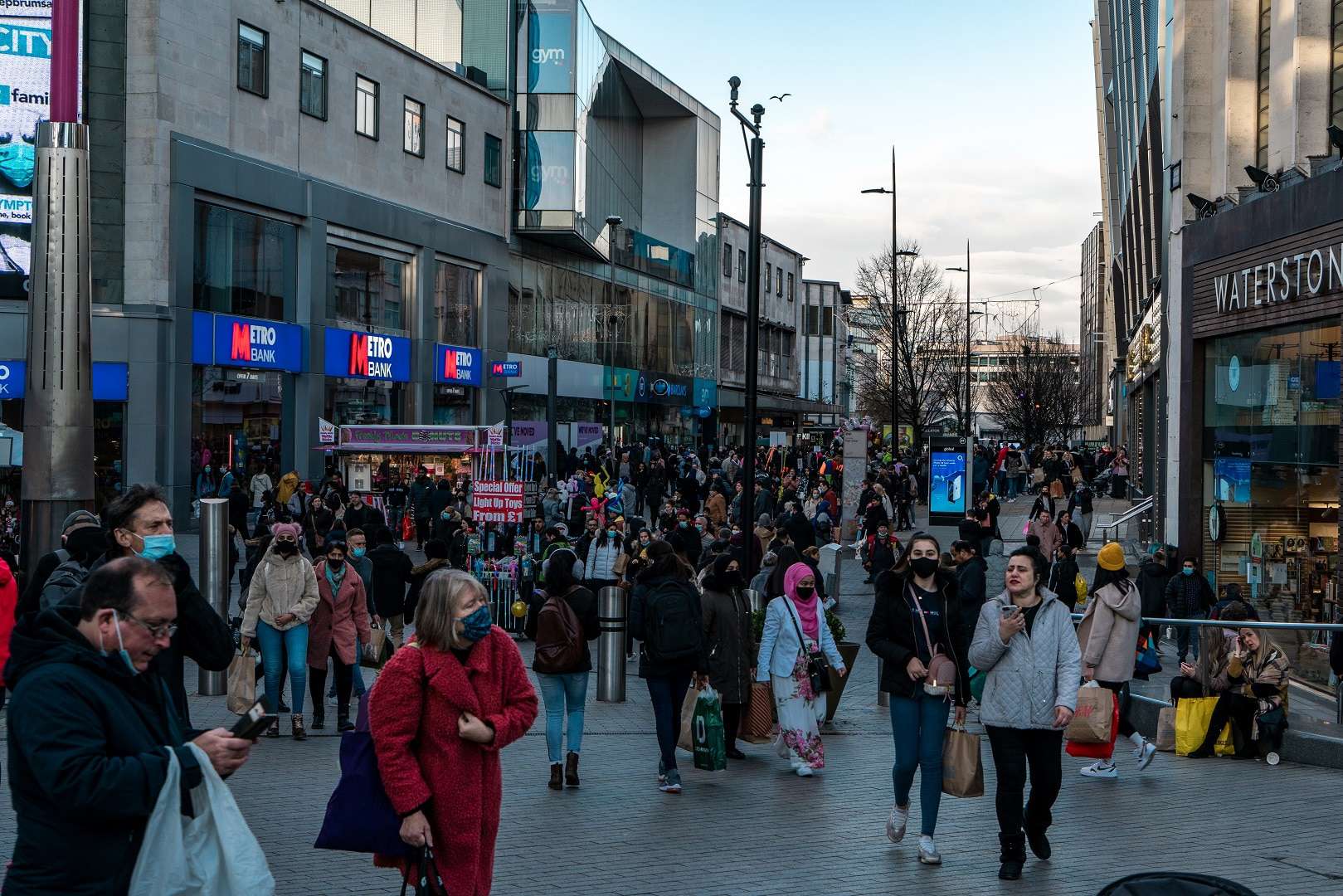 Consumidores fazem suas compras de Natal no centro de Birmingham, Inglaterra, durante a pandemia de Covid-19