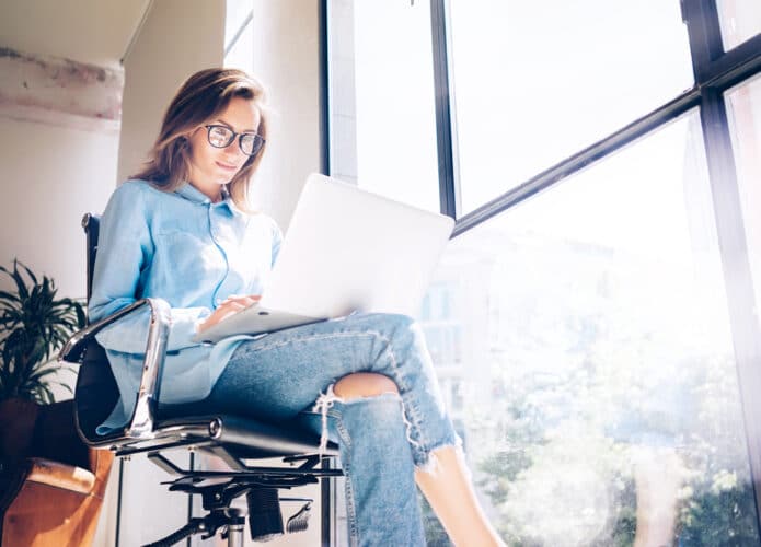 Estudante Pesquisando Processo de Trabalho