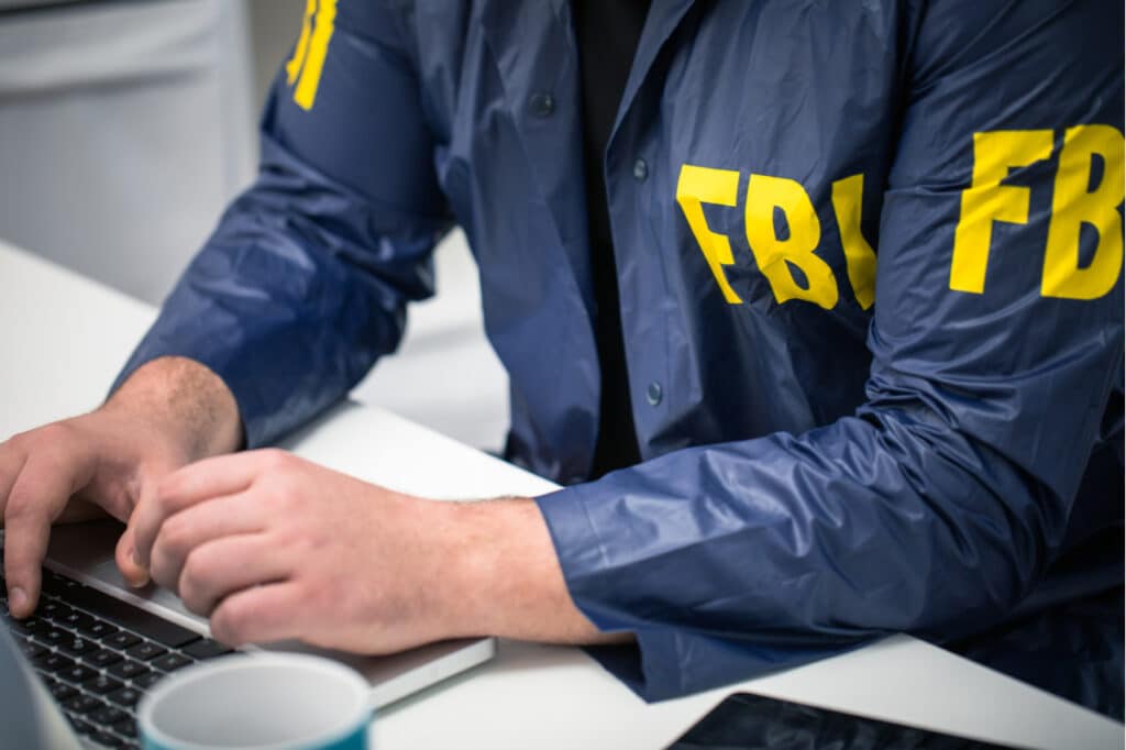 Agente do FBI mexendo em um computador