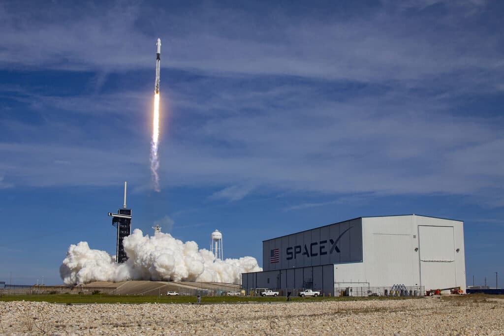 Lançamento de foguete em base da SpaceX