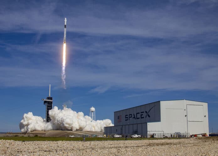Lançamento de foguete em base da SpaceX