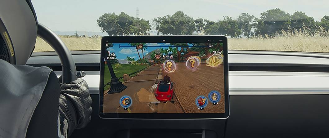 Carro da Tesla com jogo rodando em seu painel
