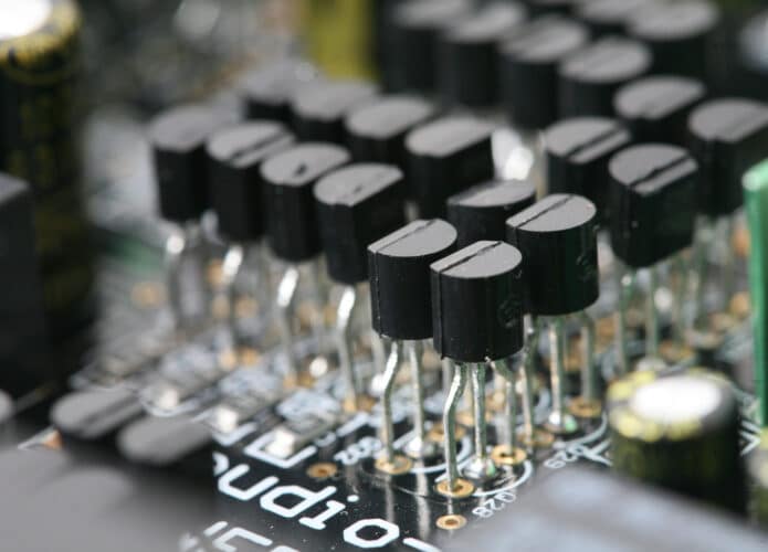Transistores em uma placa de circuito