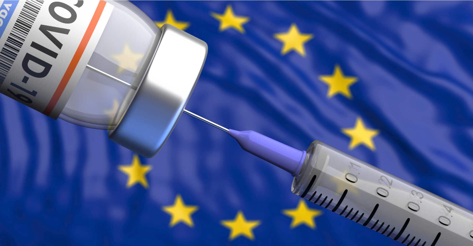 Seringa e vacina contra Covid-19 exibidos em frente à bandeira da União Europeia