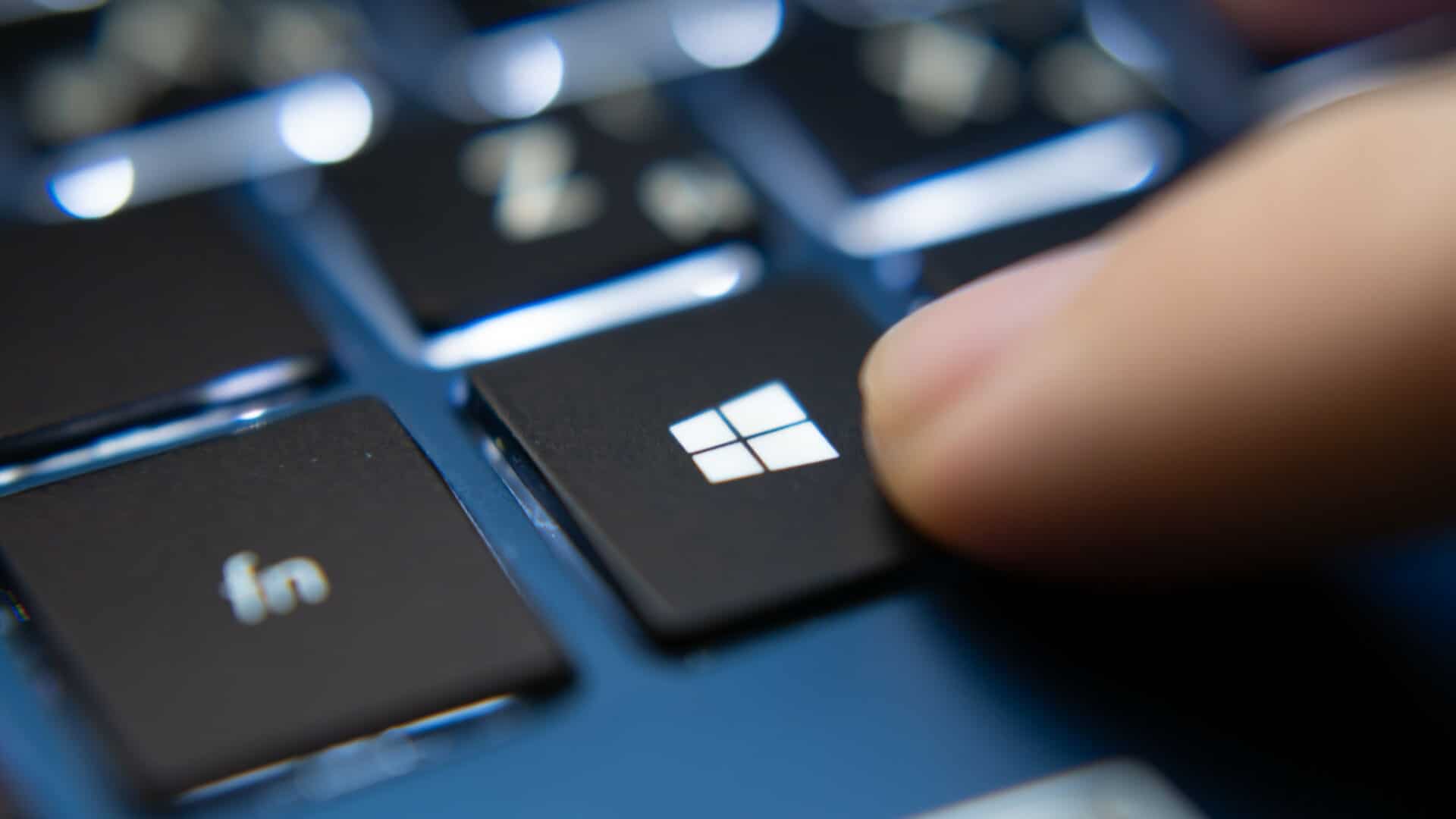 Usuário pressiona a tecla Windows em um teclado