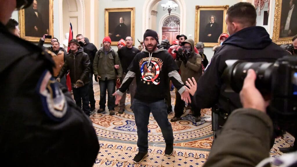 QAnon durante invasão ao capitólio