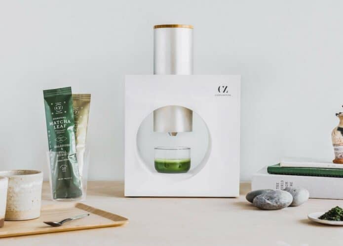 Máquina faz matcha japonês com folhas moídas na hora