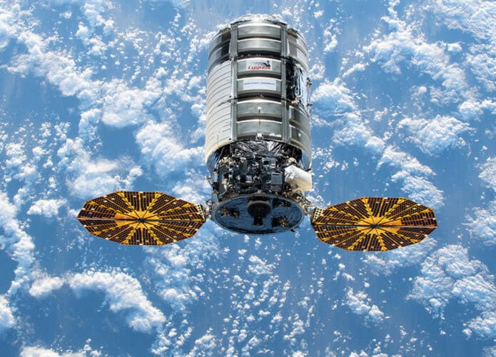 Espaçonave da carga Cygnus se aproximando da ISS