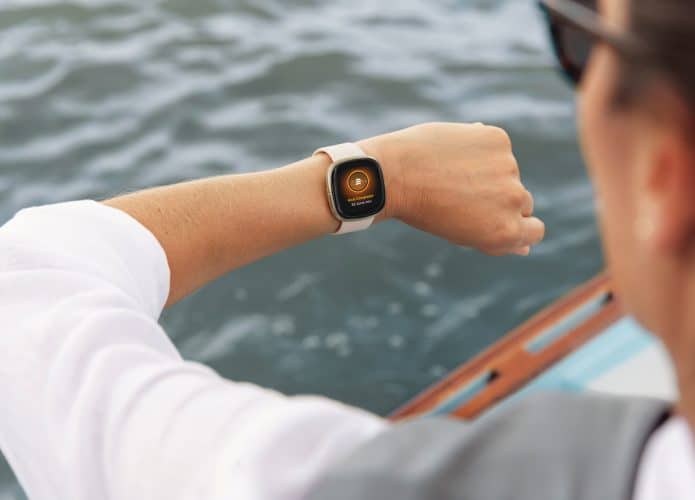 Fitbit_Sense_Lifestyle_Canou_Lunar_White_OTS_AZM_Goal_Complete_MH_0005-695x500