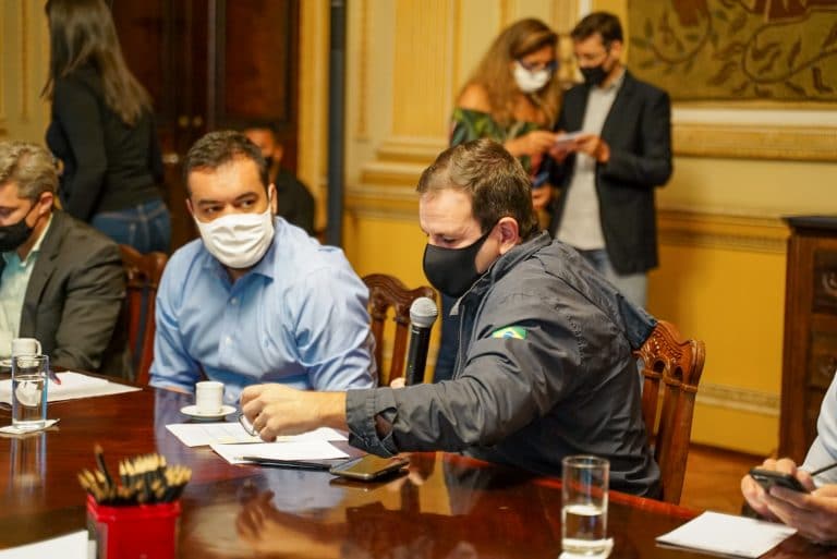 Eduardo Paes, da prefeitura do Rio, junto de Claudio Castro, governador interino