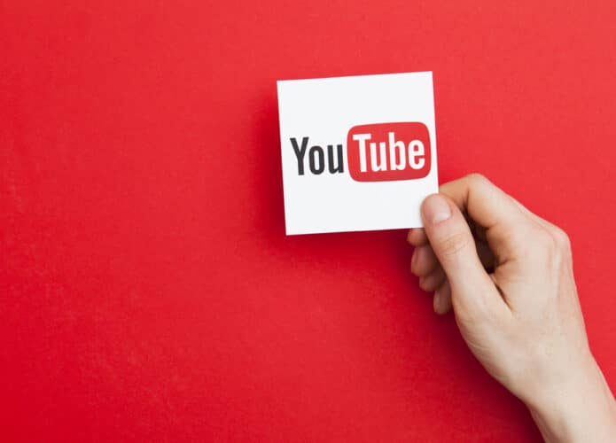 Mão segurando símbolo YouTube