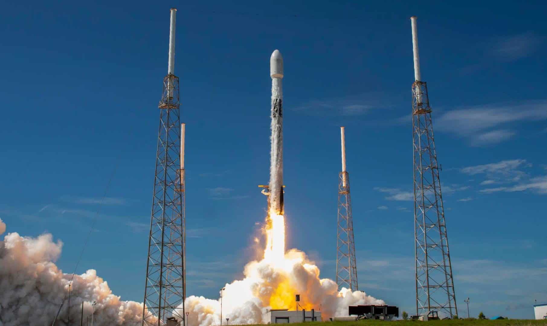 Lançamento de um foguete Falcon 9