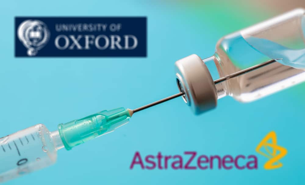 Vacina de Oxford: Seringa pegando líquido de ampola e ao fundo símbolos da Universidade de Oxford e da farmacêutica AstraZeneca