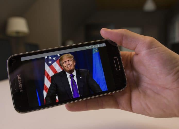 Trump em pronunciamento na tela de um celular