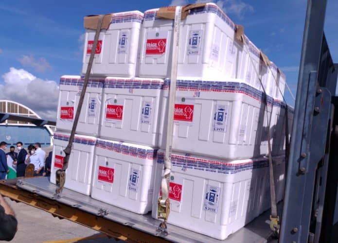 Doses de vacina CoronaVac prontas para serem colocadas em avião