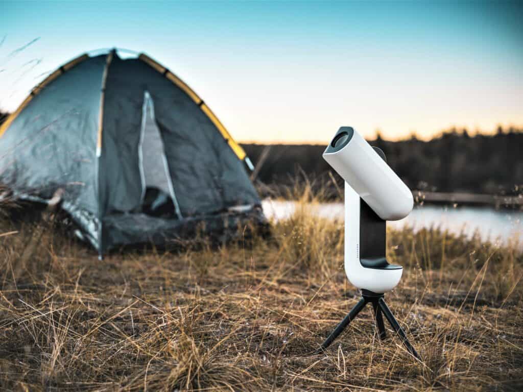 Telescópio Vespera em primeiro plano. Ao fundo, barraca de camping e paisagem